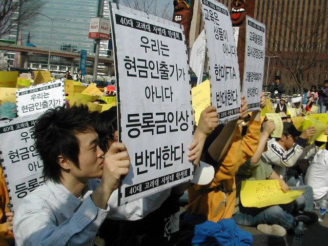 30일 서울역 광장에서는 과다한 등록금 인상에 반발하는 '3.30 전국 대학생 교육공동행동 성사를 위한 다짐대회'가 열렸다. 